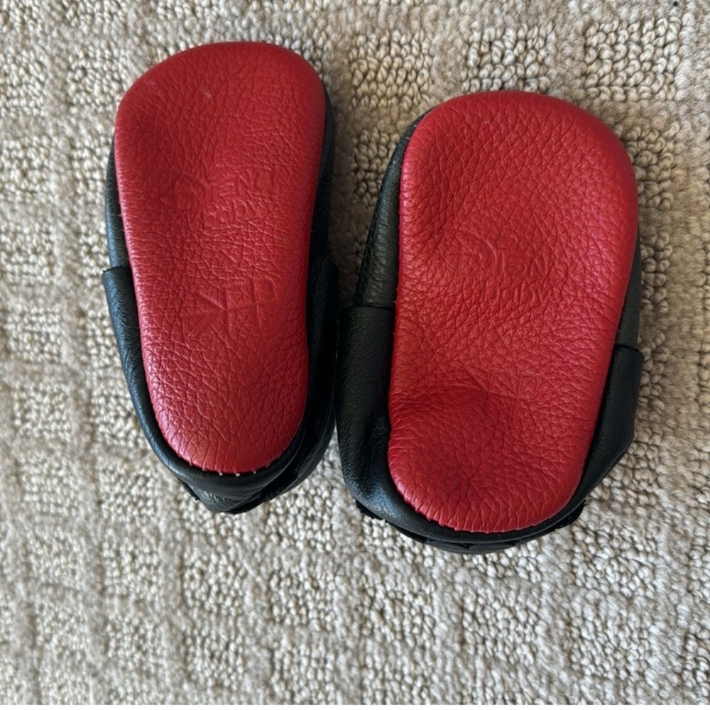 Freshly picked Minnie Mouse Disney moccasin baby girl size 2 - Picture 2 of 2